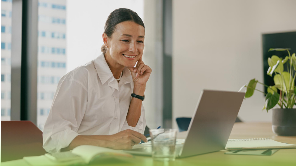 Agente de seguros que tiene el control total de su cartera con un CRM para seguros